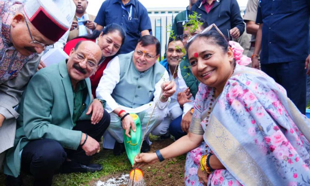 मुख्यमंत्री धामी और विधानसभा अध्यक्ष श्रीमती ऋतु खंडूडी भूषण ने गैरसैंण (भराड़ीसैंण) में “एक पेड़ माँ के नाम” अभियान के तहत पौधा रोपण किया