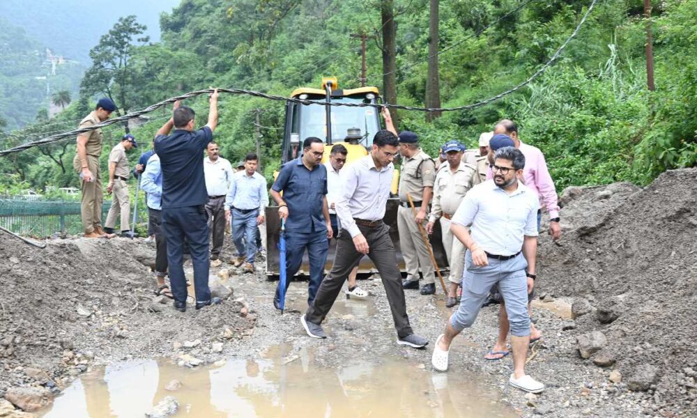 आपदा पीडितों से मिले डीएम, हर संभव मदद का दिया भरोसा, प्रभावित लोगों के साथ प्रशासन हरदम खड़ा