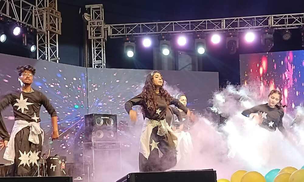 बॉलीवुड सिंगर इशिका सहगल के मधुर गानो से सराबोर हुआ जीआरडी कॉलेज का प्रागंण