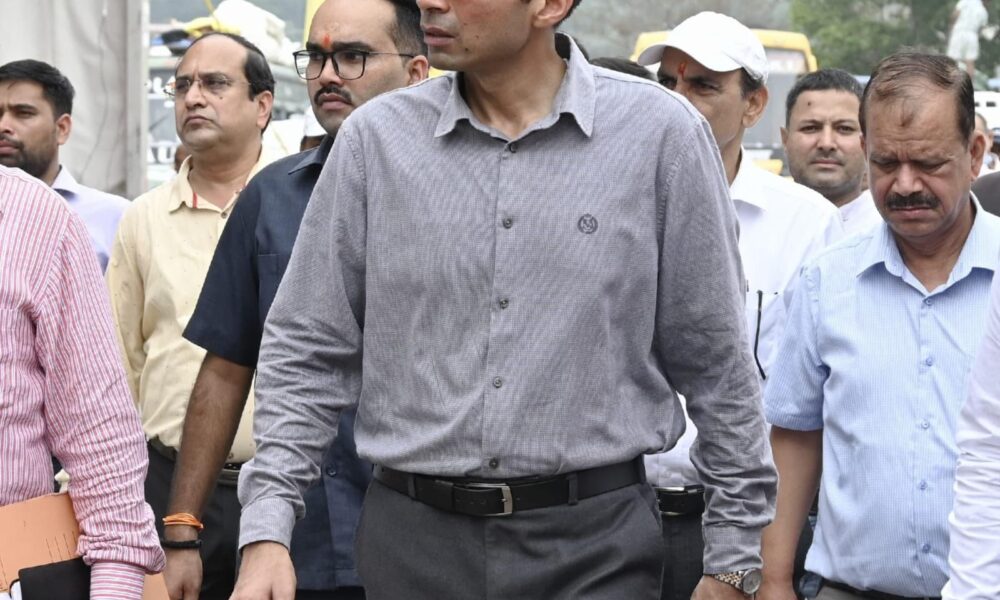 डीएम ने की जनमानस से अपील अधिक से अधिक संख्या में पहुंचकर शिविर का लाभ उठाएं