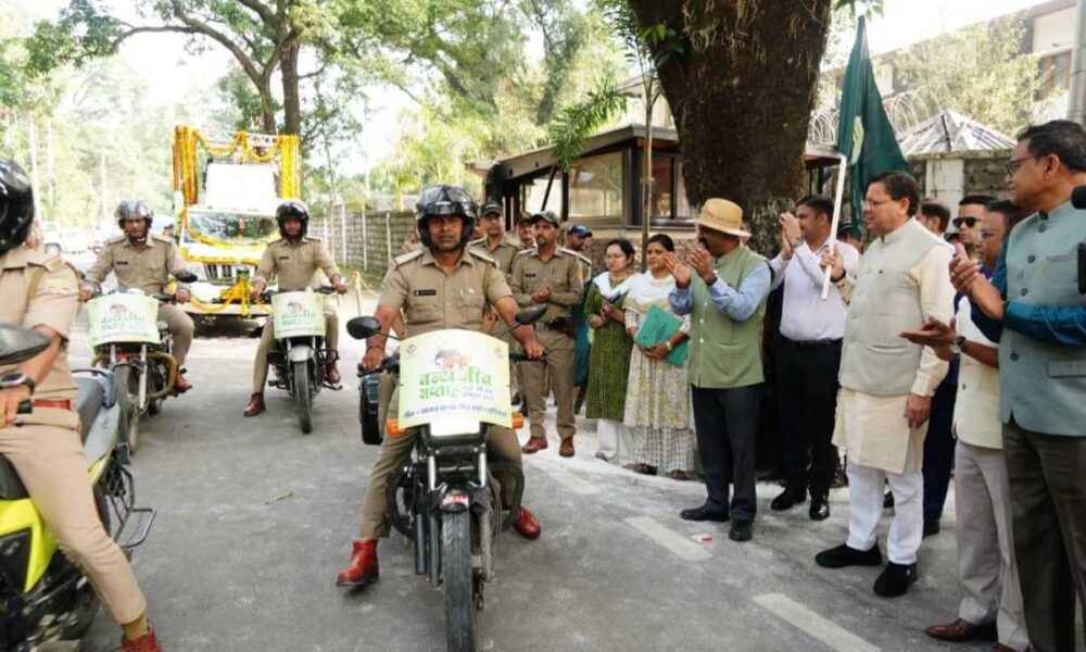 वन्यजीव सप्ताह के शुभारंभ अवसर पर मुख्यमंत्री धामी ने बाइक रैली को हरी झंडी दिखाकर किया गया रवाना