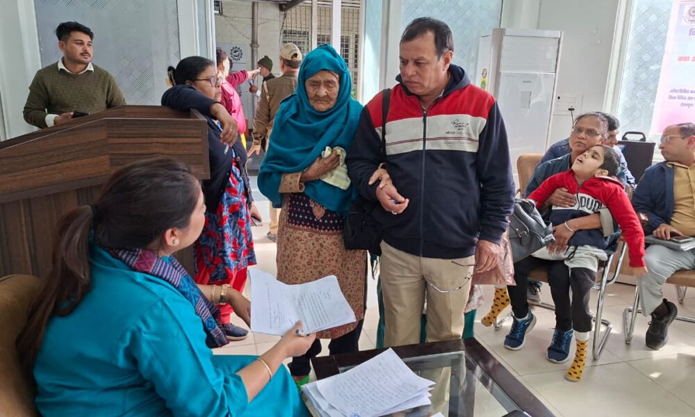 जनता दर्शन में उमड़ी भीड़ः 146 फरियादी पहुंचे समाधान की आस में