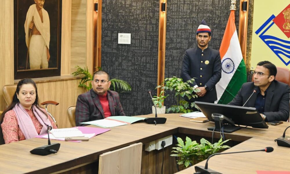 एयरपोर्ट विस्तारीकरण में किसी प्रकार की बाधा अनुमन्य नहीं-डीएम